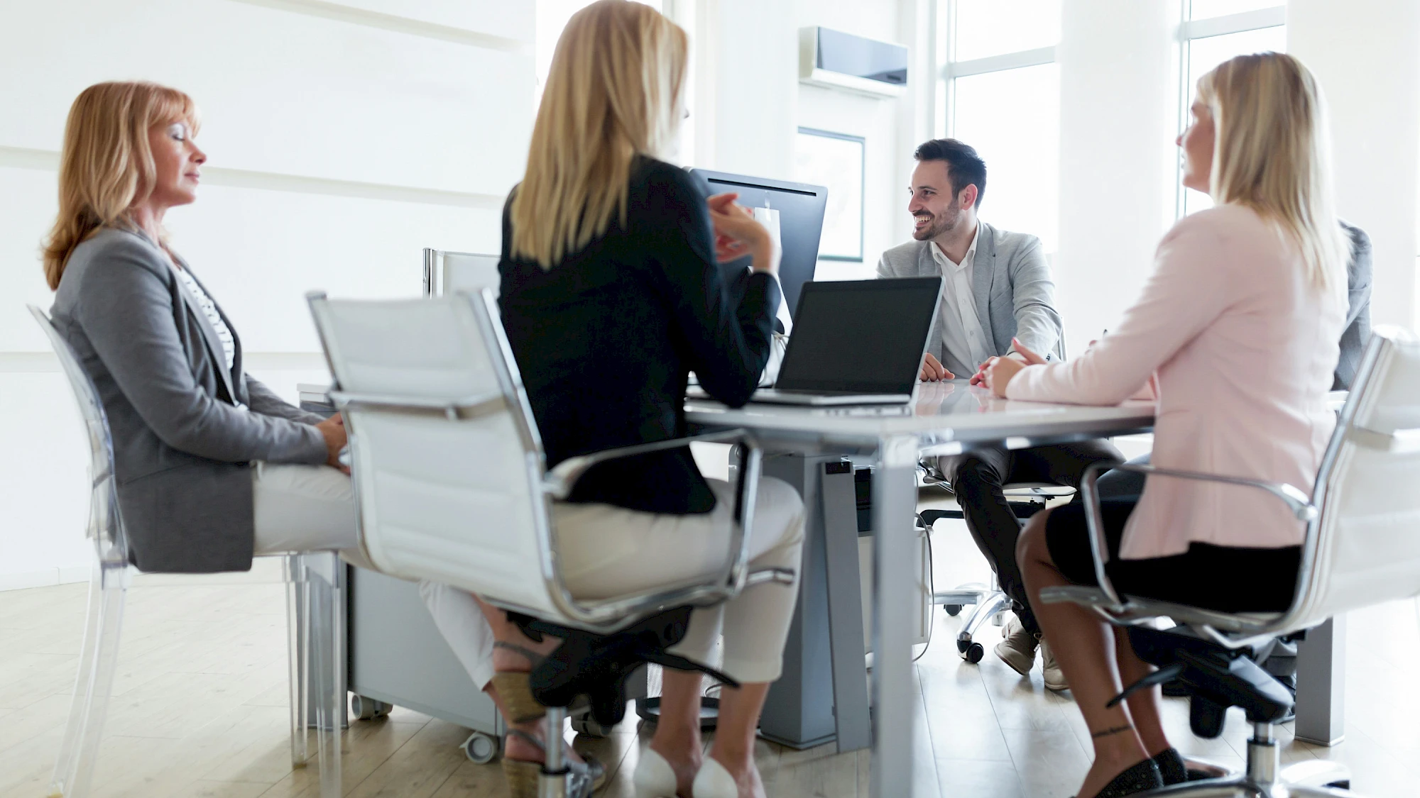 Munkatársak egyeztetnek a tárgyalóteremben