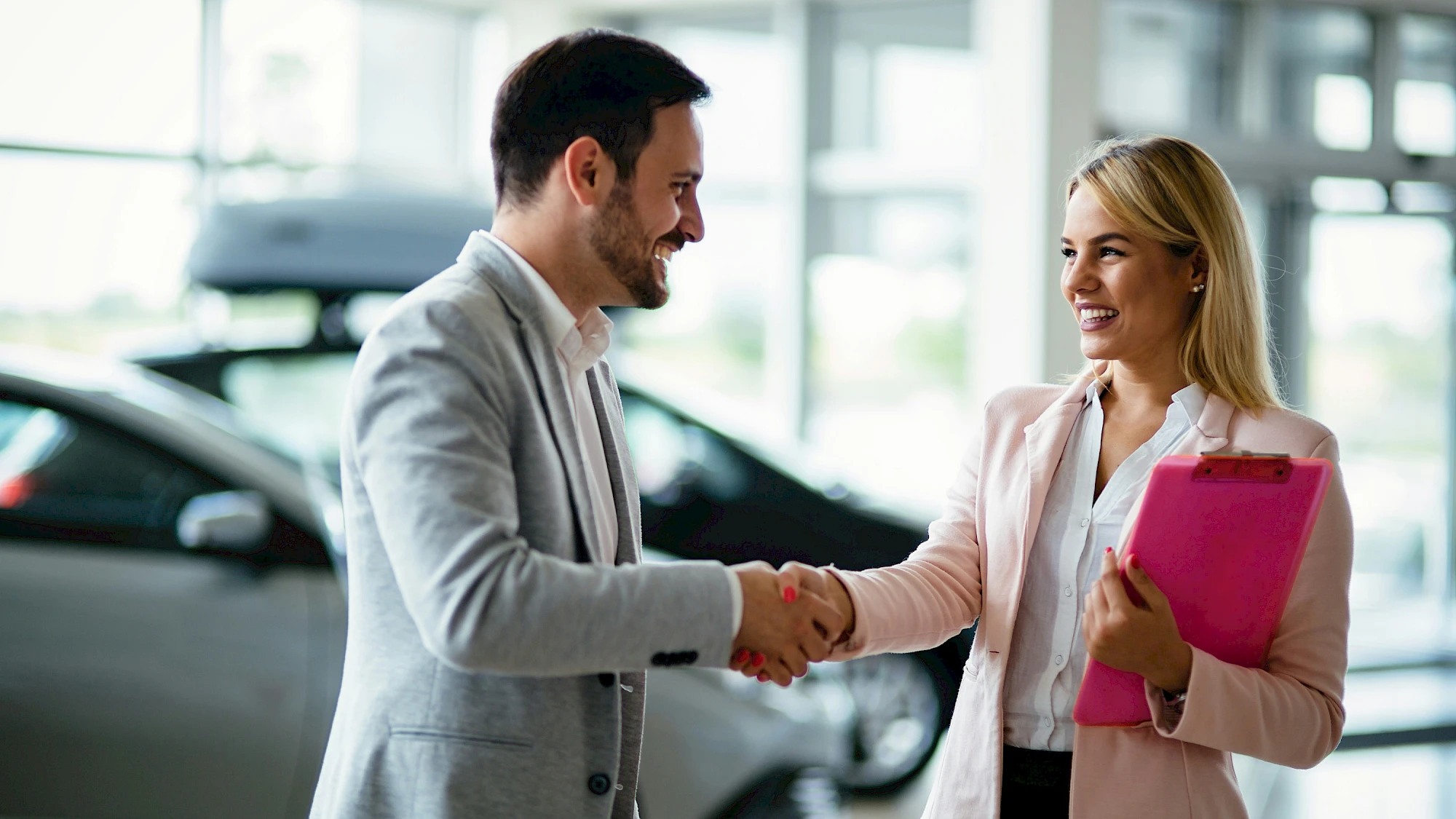 Nő és férfi kezet fognak