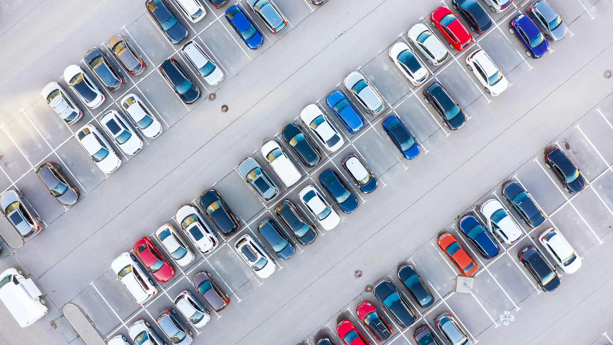 Autók állnak a parkolóban