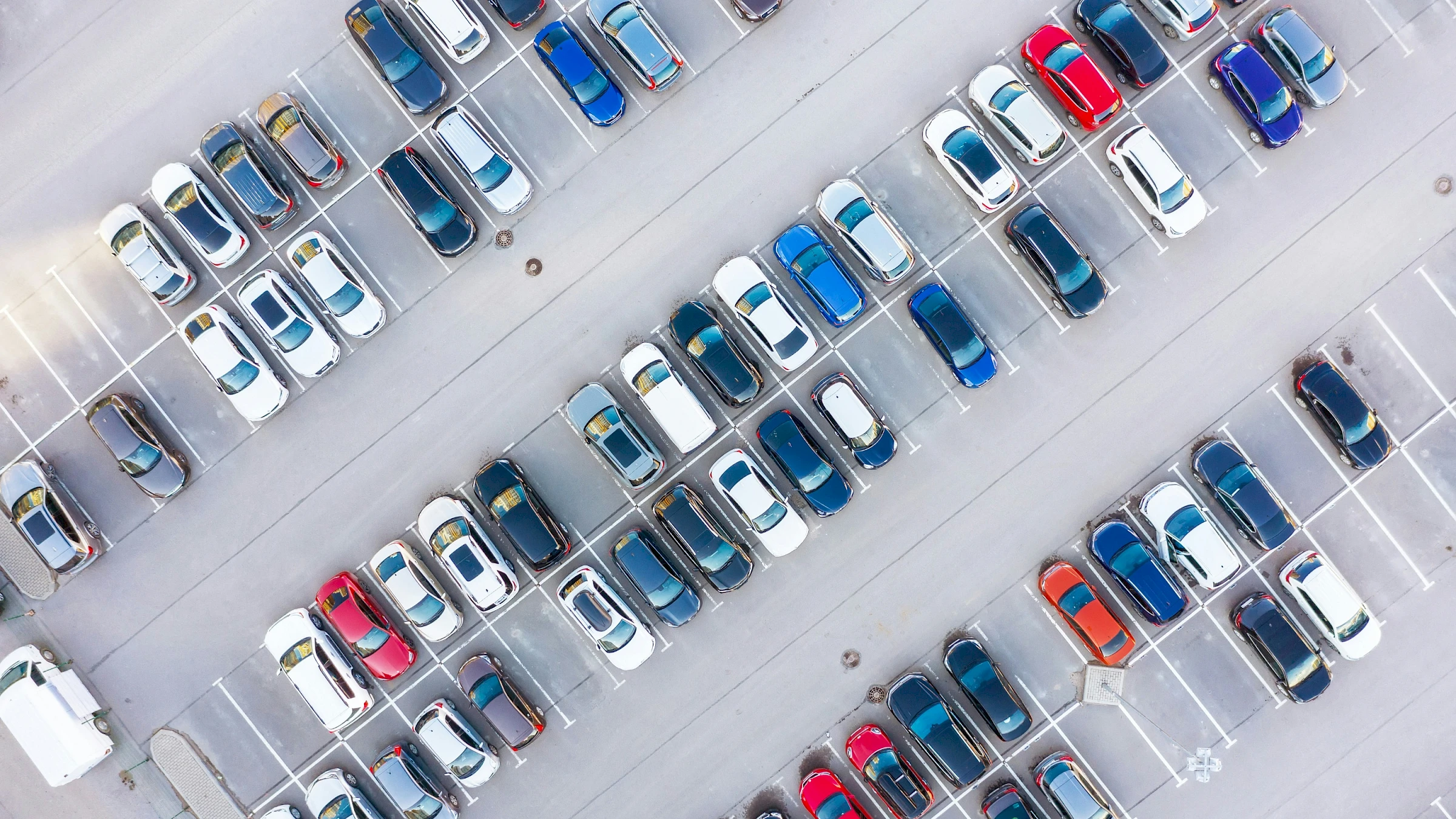 Autók állnak a parkolóban