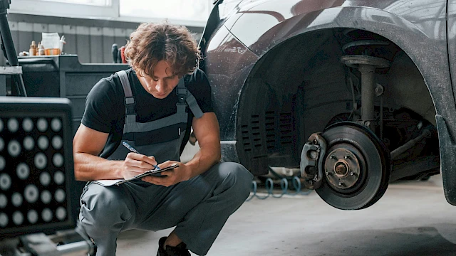 Szerelő keréktácsát vizsgál