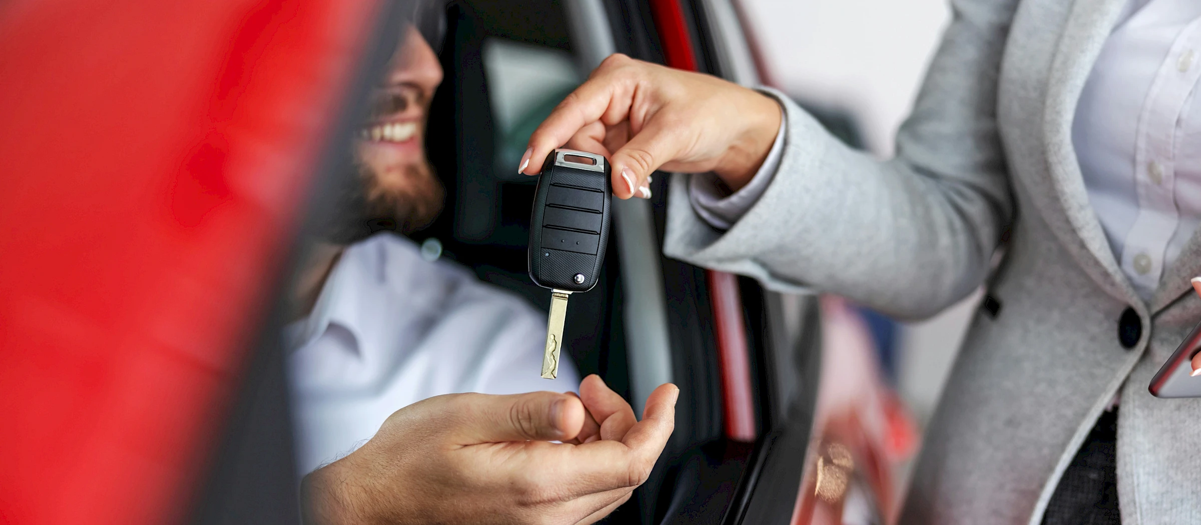 Férfi személyautó kulcsot vesz át